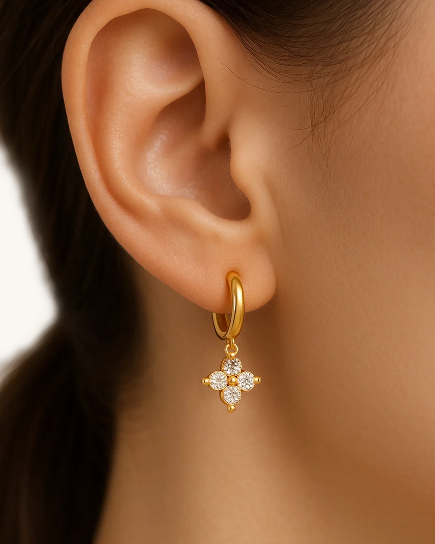 TINY CLOVER HOOPS