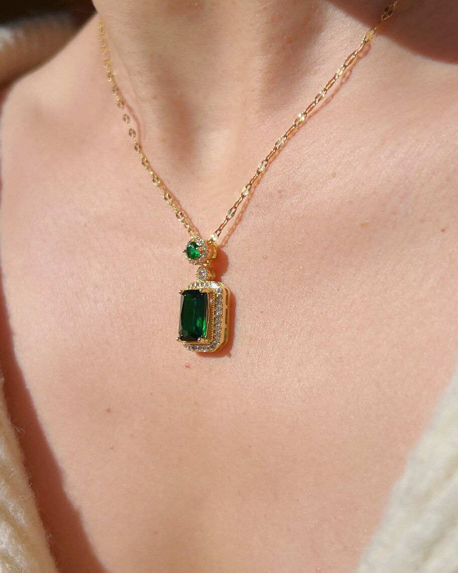 EMERALD PENDANT NECKLACE