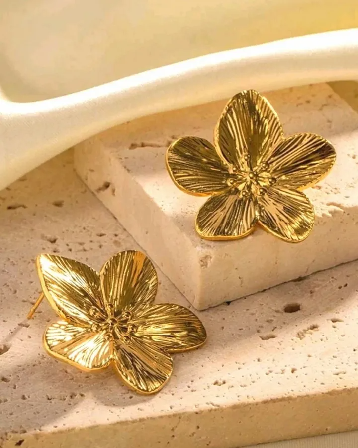 BLOSSOM TEXTURED STUDS